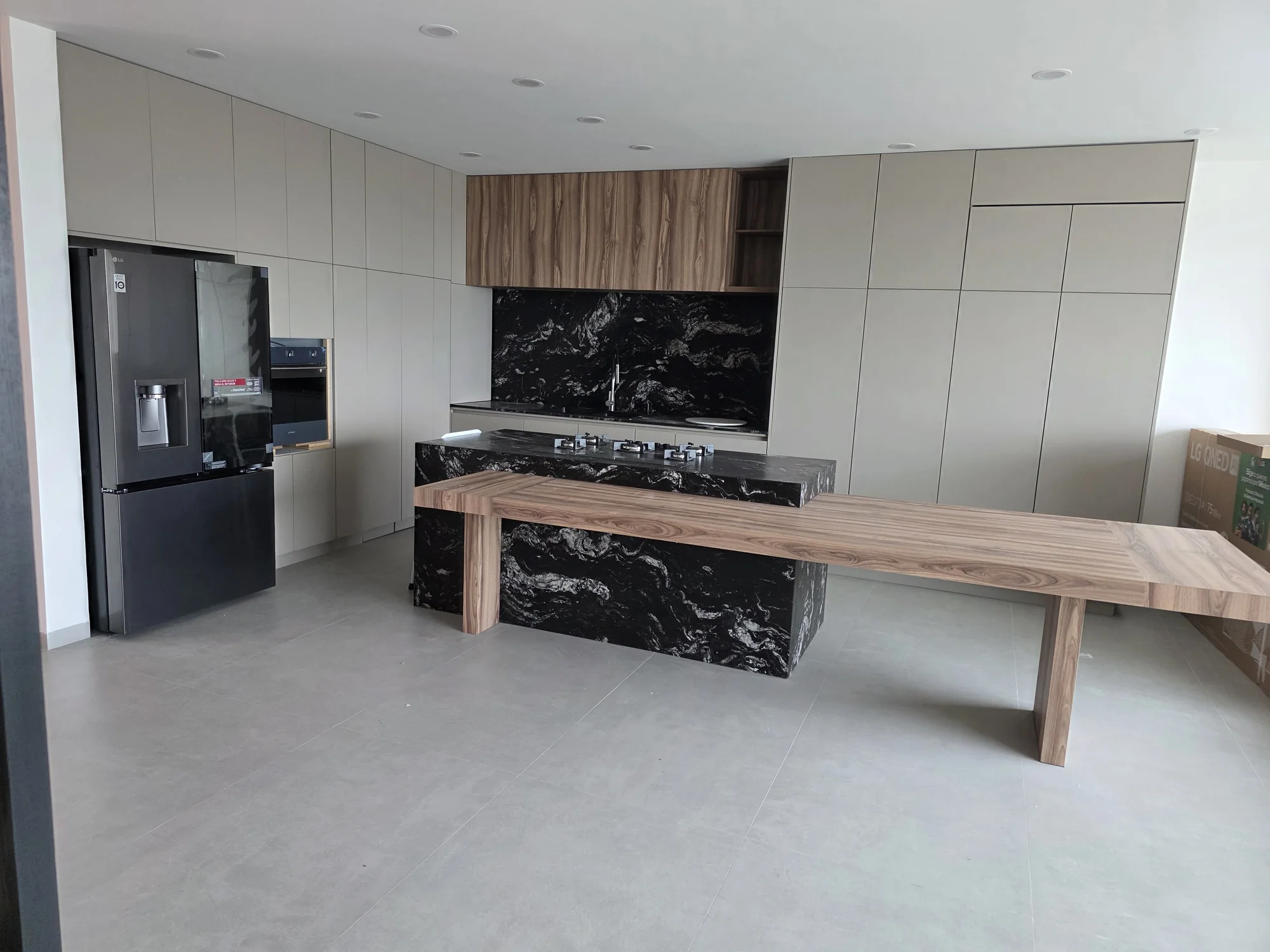 Cocina con isla tipo mármol vista desde perspectiva lateral realizado a medida por CarpyMobi
