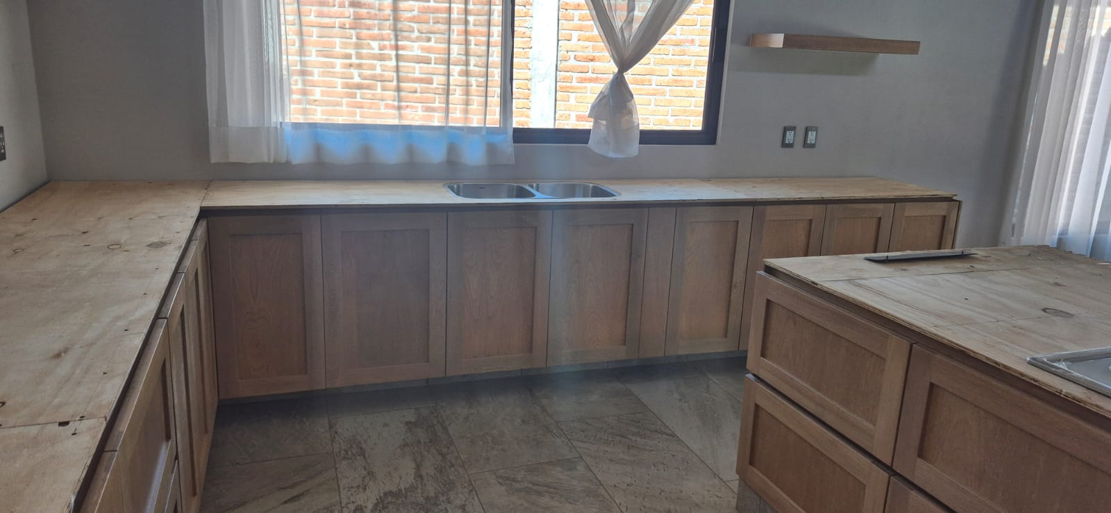 Cocina integral con amplia encimera fabricado a medida por CarpyMobi