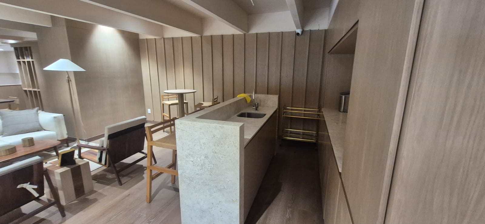 Cocina integral de madera con barra fabricado a medida por CarpyMobi