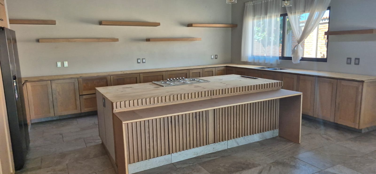Cocina con isla de listones de madera fabricado a medida por CarpyMobi
