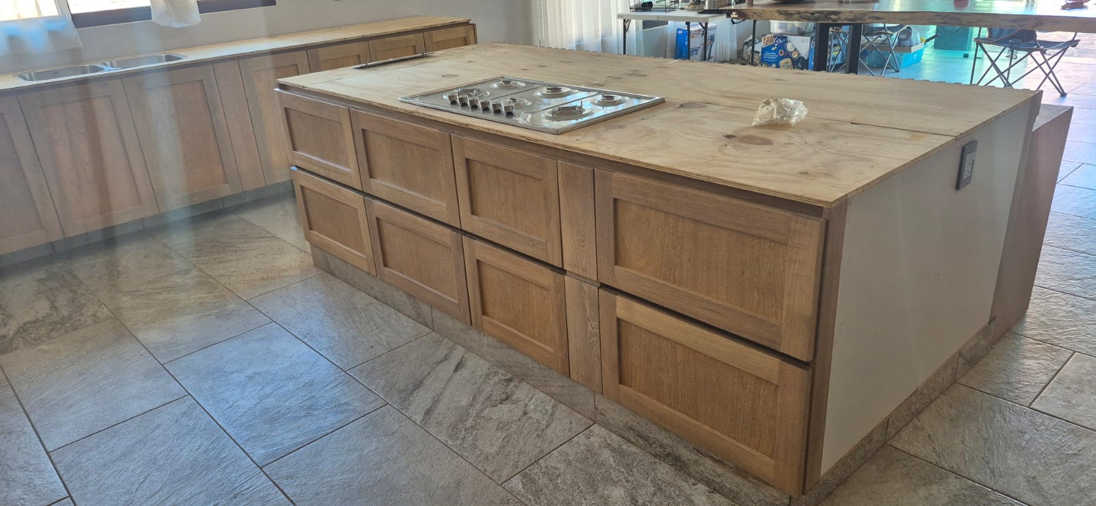 Cocina integral con isla de madera fabricado a medida por CarpyMobi