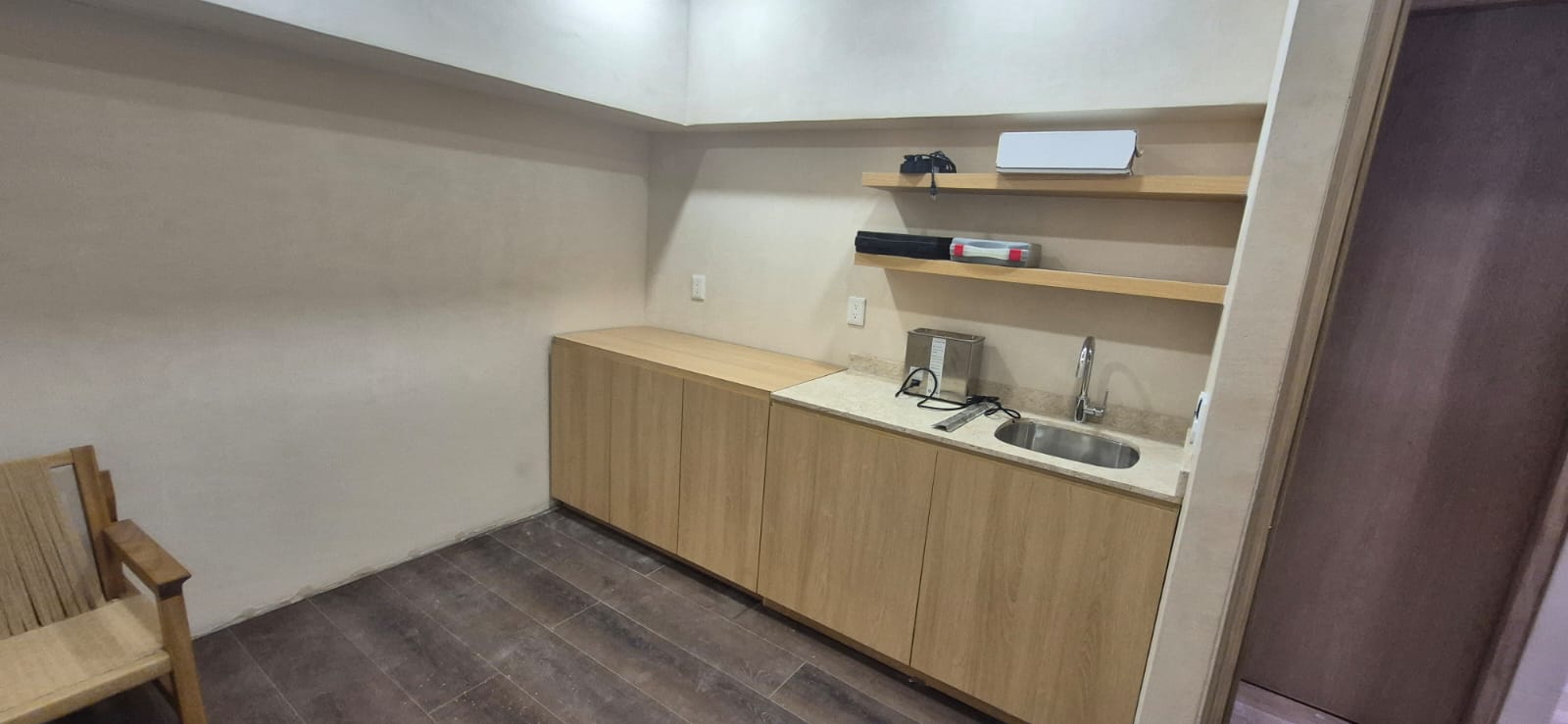 Cocineta lineal de madera fabricado a medida por CarpyMobi