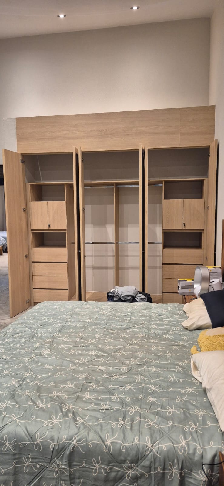 Clóset integral para dormitorio fabricado a medida por CarpyMobi