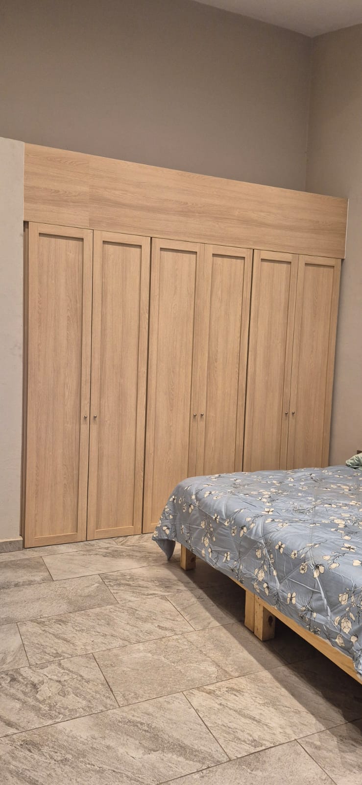 Clóset con puertas para dormitorio fabricado a medida por CarpyMobi