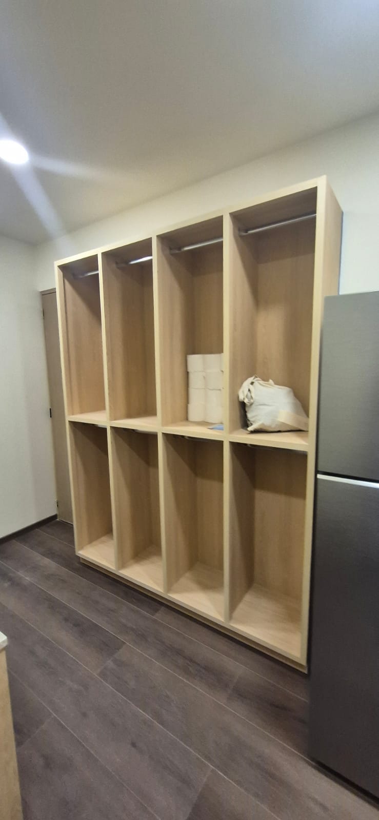 Vestidor abierto de madera fabricado a medida por CarpyMobi