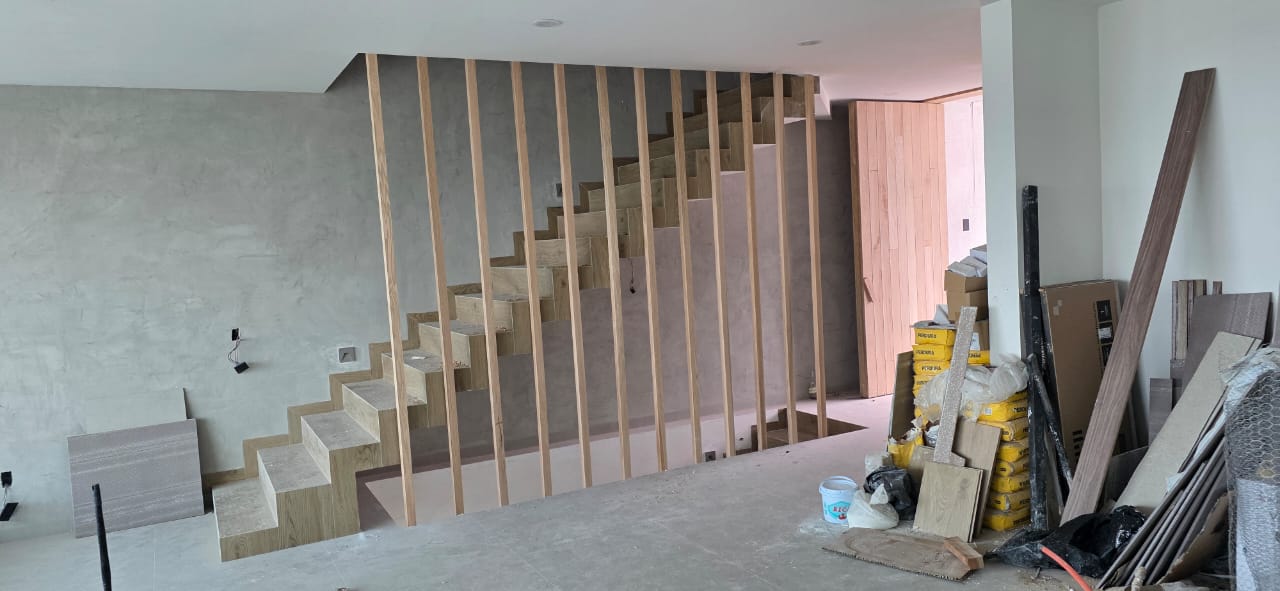 Escalera con barandal de listones fabricado a medida por CarpyMobi