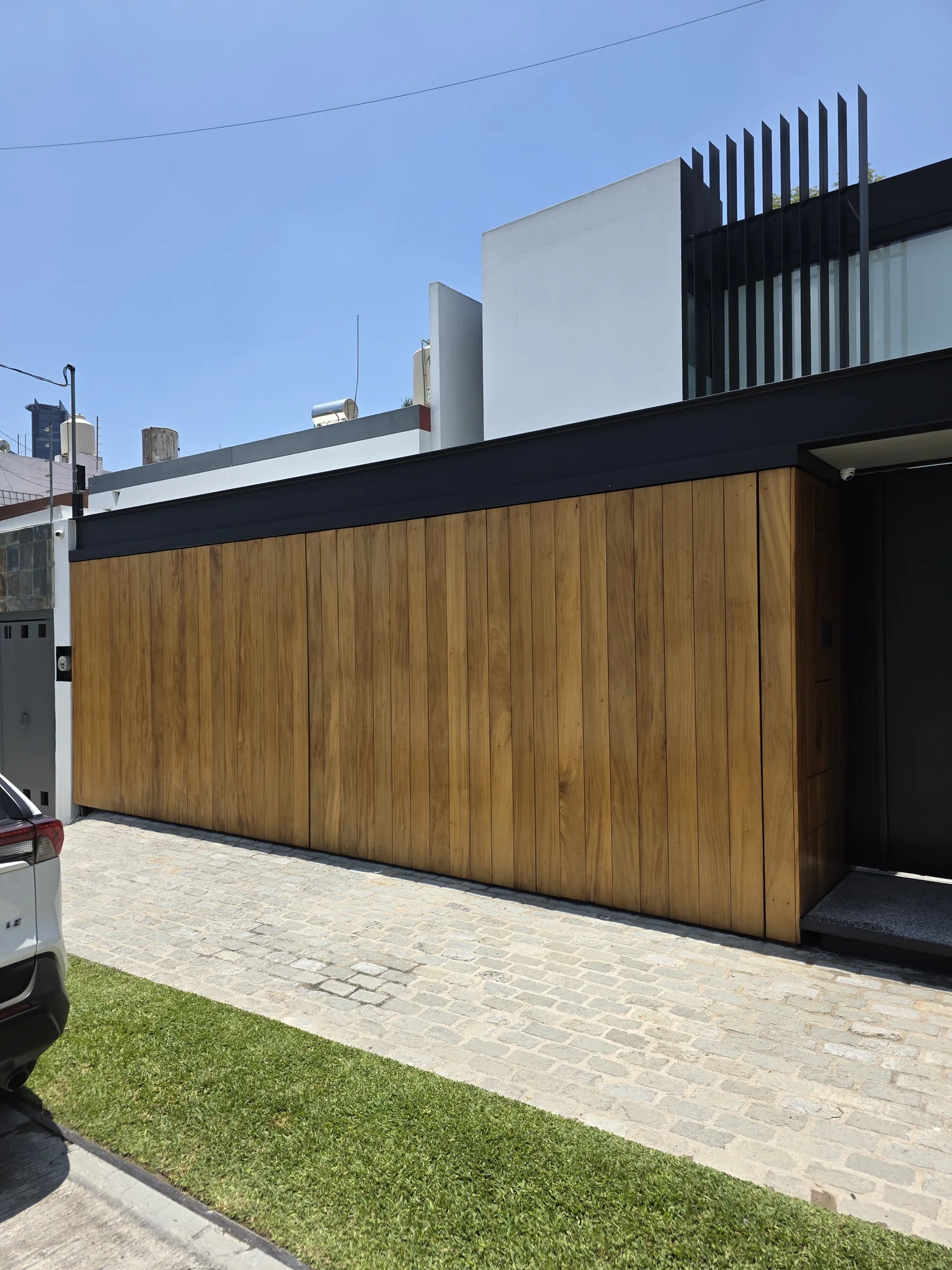 Vista general de fachada residencial revestida en madera realizado a medida por CarpyMobi
