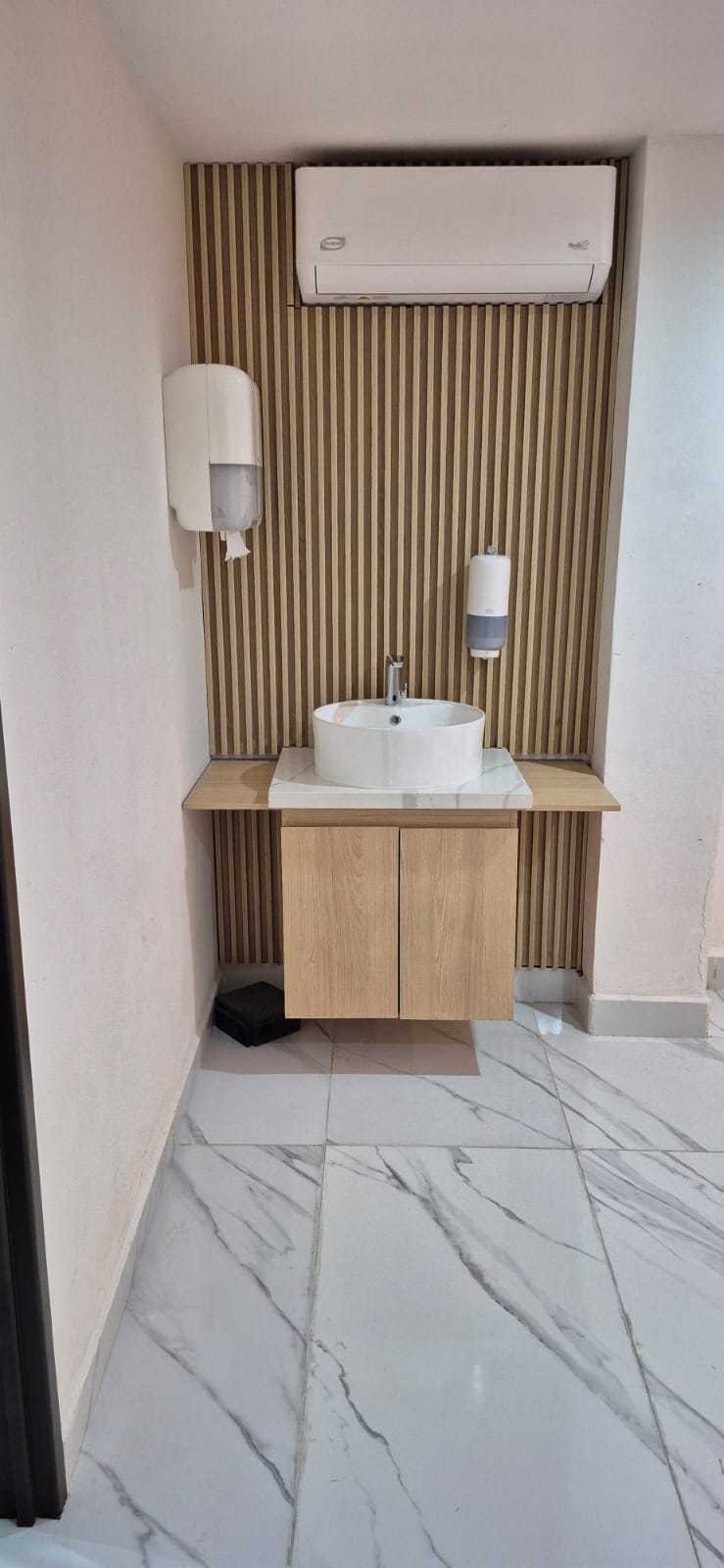 Mueble de baño con lavabo y espejo fabricado a medida por CarpyMobi