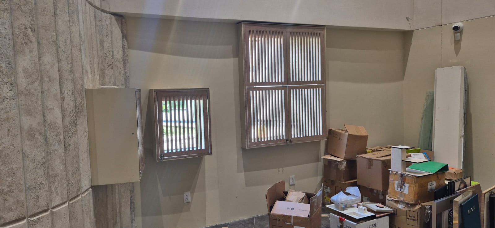 Mueble residencial durante instalación fabricado a medida por CarpyMobi