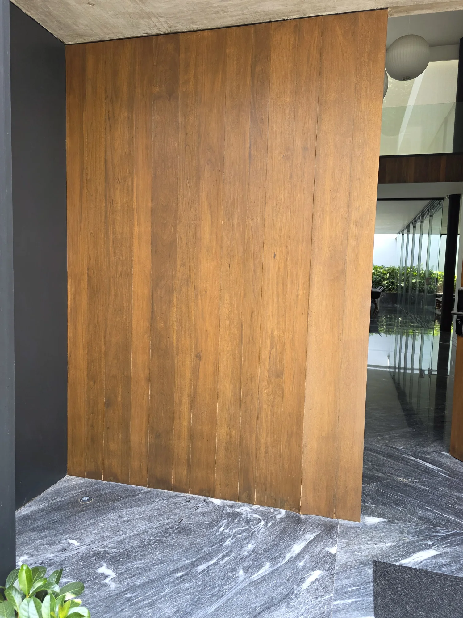 Puerta pivotante de madera en vista general realizado a medida por CarpyMobi