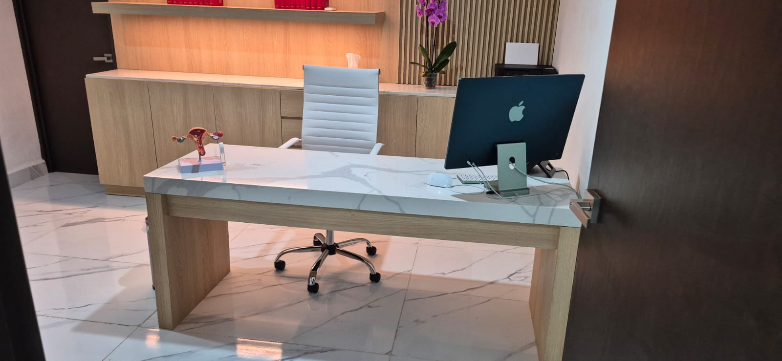 Escritorio de recepción con cubierta tipo mármol fabricado a medida por CarpyMobi