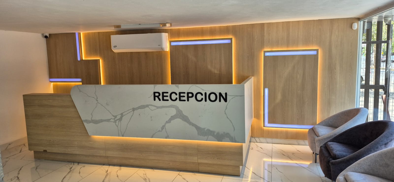 Recepción de madera con iluminación integrada fabricado a medida por CarpyMobi