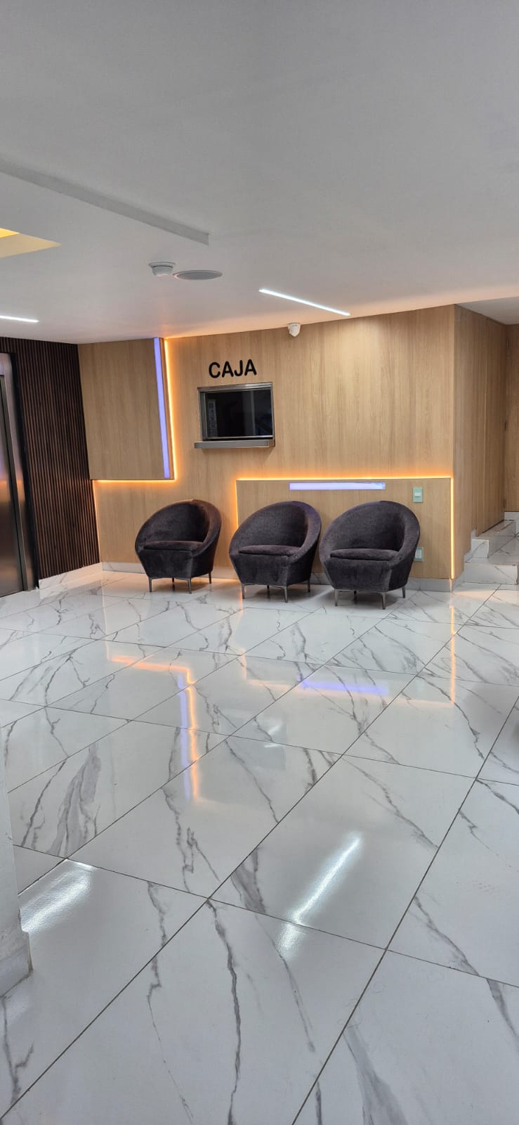 Sala de espera con módulo de caja fabricado a medida por CarpyMobi
