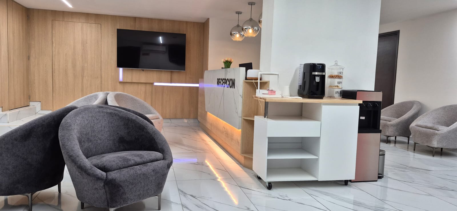 Sala de espera con mostrador a medida fabricado a medida por CarpyMobi
