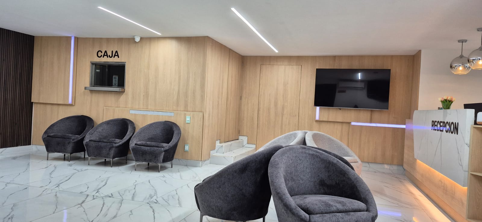 Panorámica de sala de espera y recepción fabricado a medida por CarpyMobi
