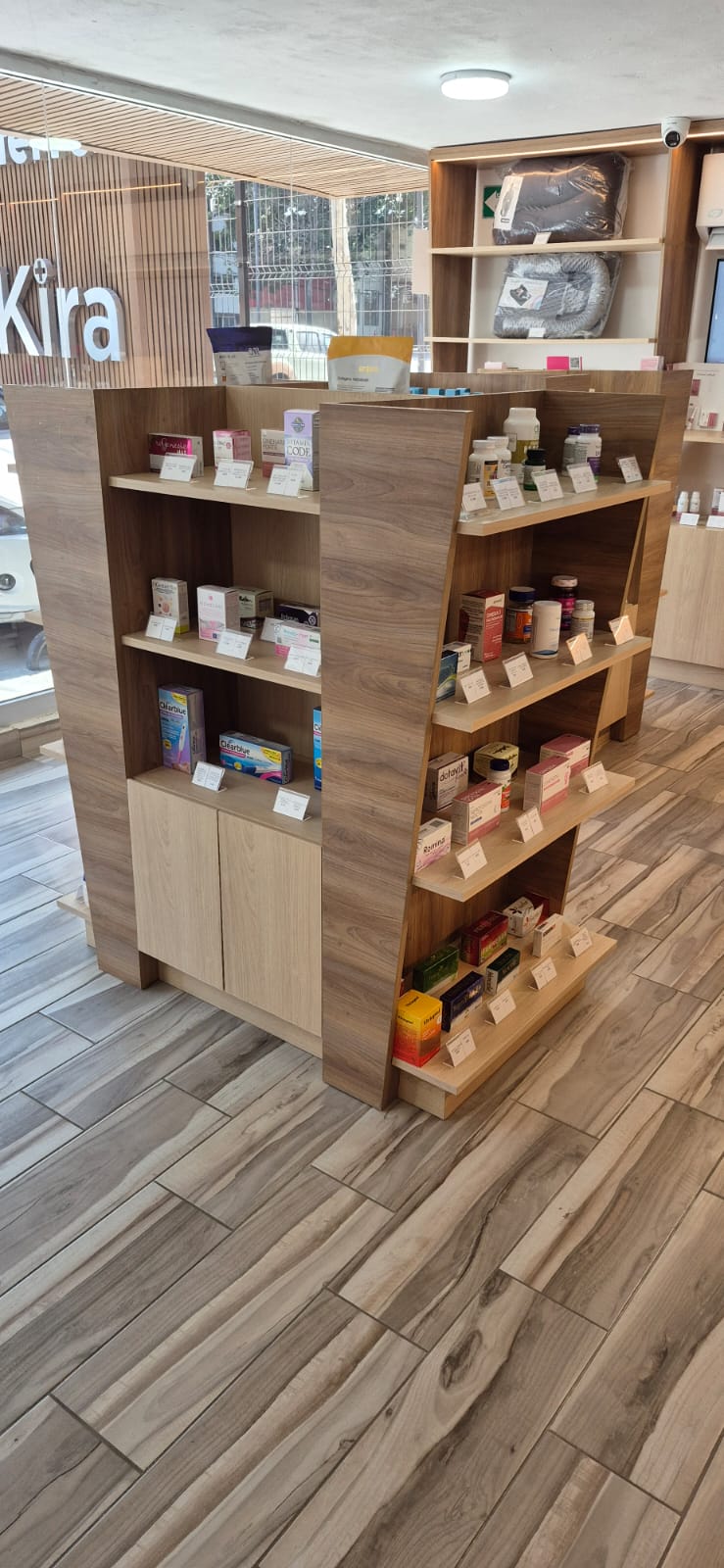 Exhibidor central para tienda fabricado a medida por CarpyMobi