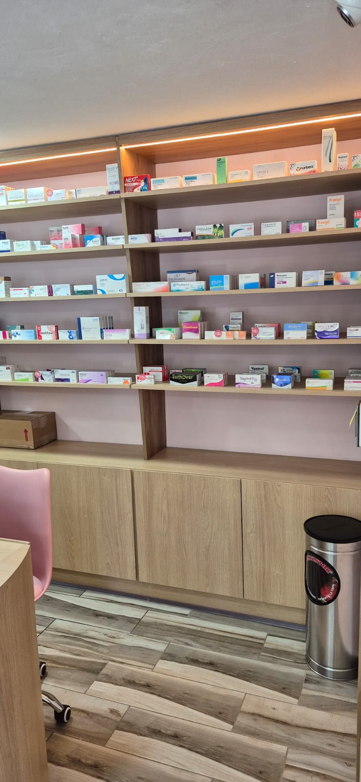 Exhibidor lineal de productos fabricado a medida por CarpyMobi
