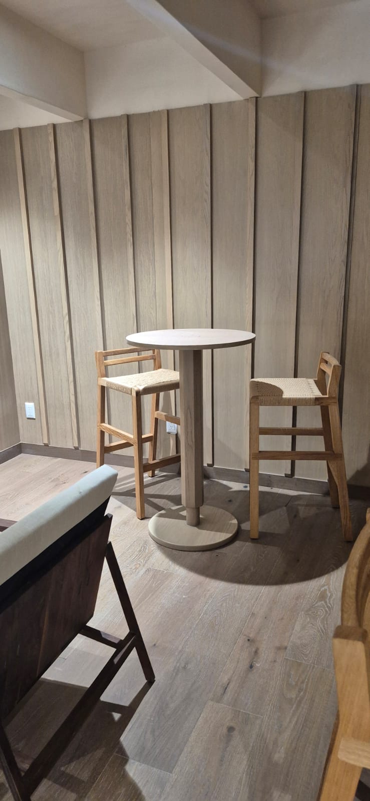 Barra de comedor con muro panelado fabricado a medida por CarpyMobi