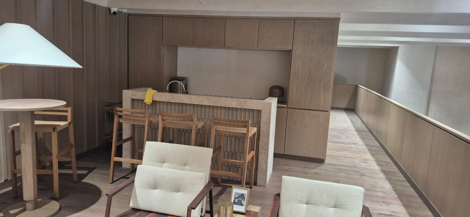 Barra de madera con panelado integral fabricado a medida por CarpyMobi