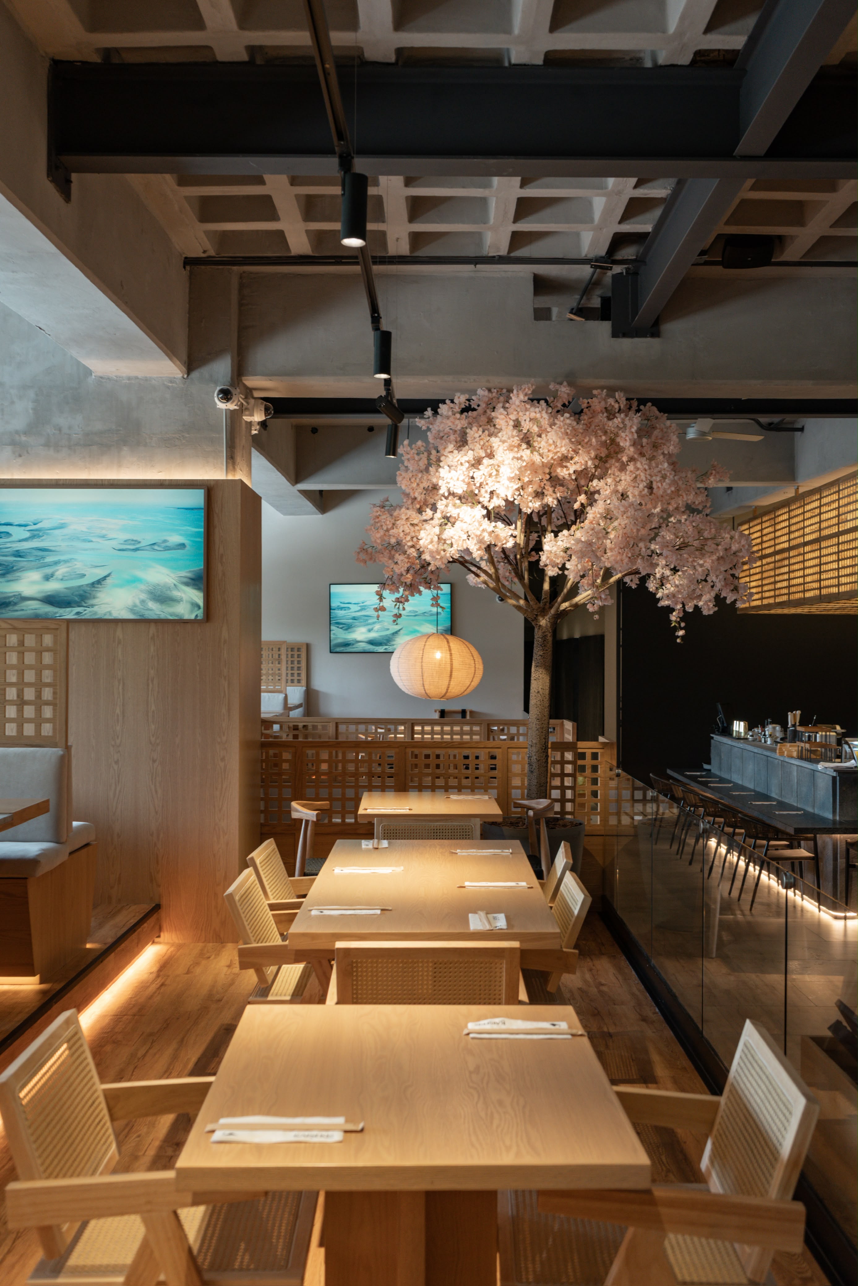 Comedor de restaurante con árbol ornamental realizado a medida por CarpyMobi