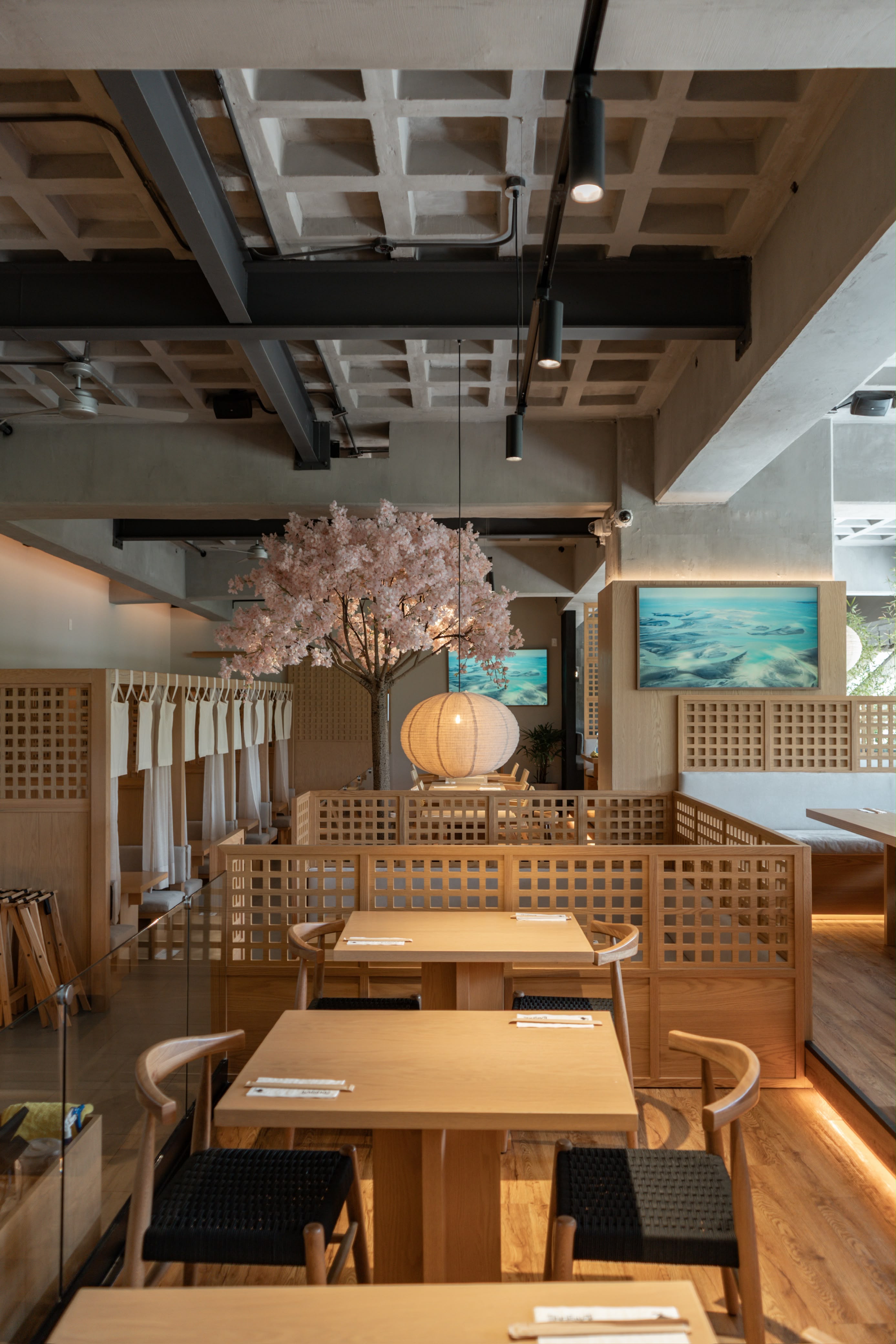 Vista vertical del comedor de restaurante japonés realizado a medida por CarpyMobi