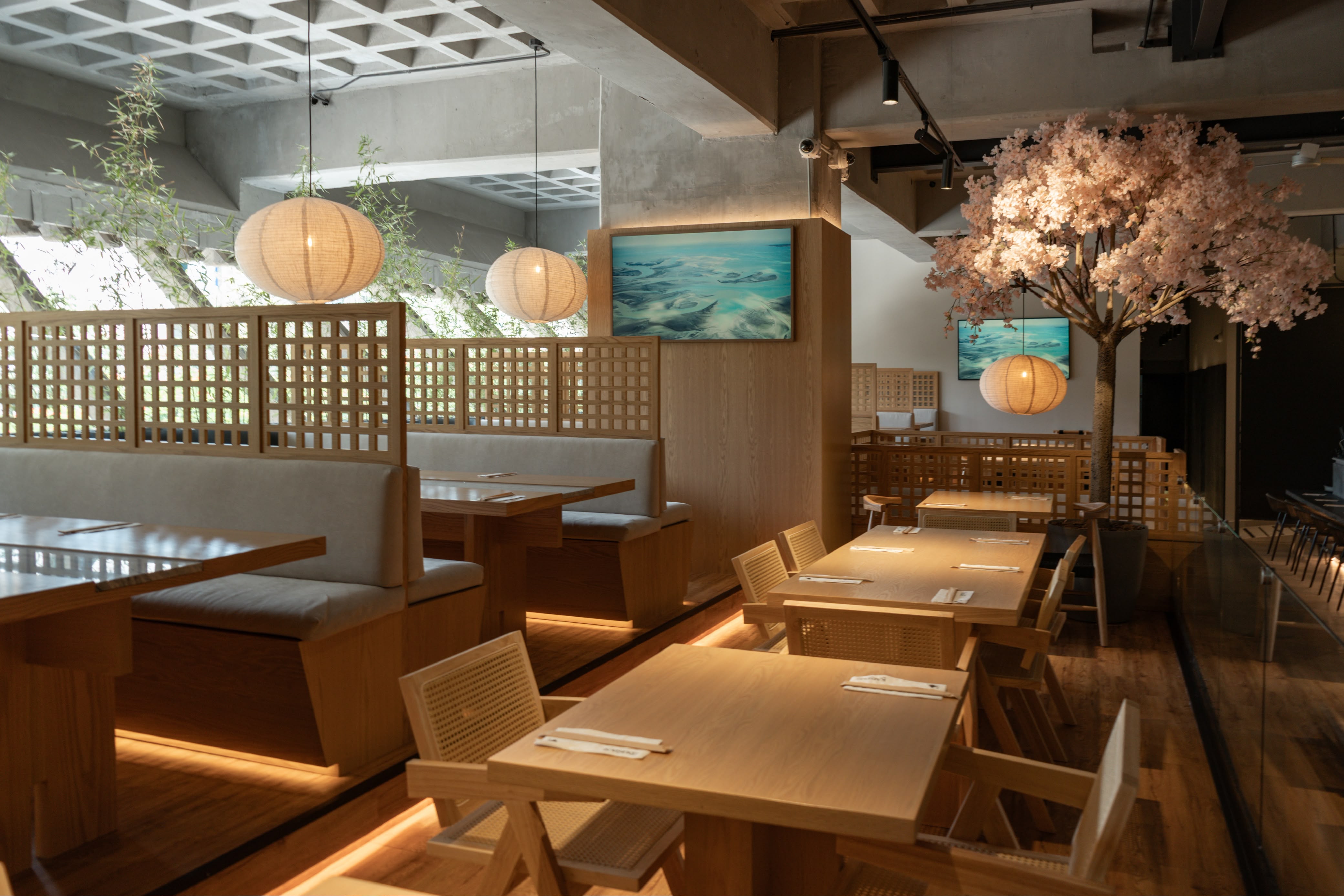 Panorámica del salón de restaurante japonés realizado a medida por CarpyMobi
