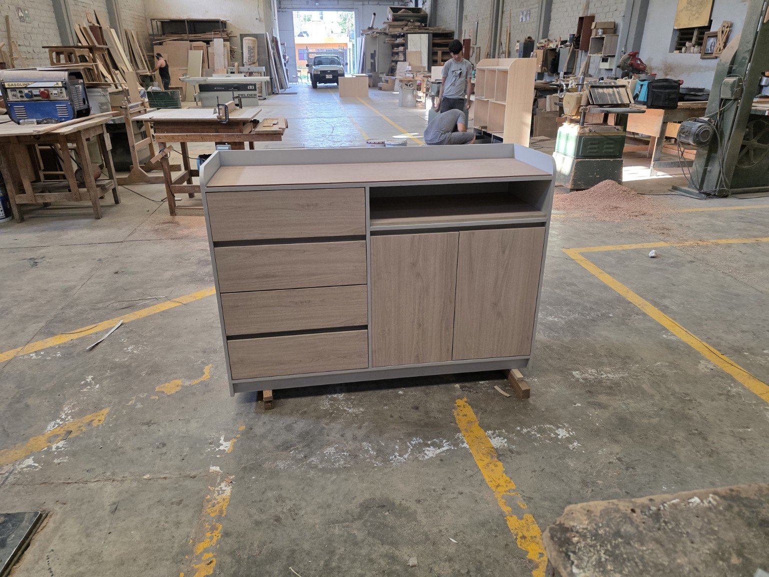Credenza móvil con cajones fabricado a medida por CarpyMobi