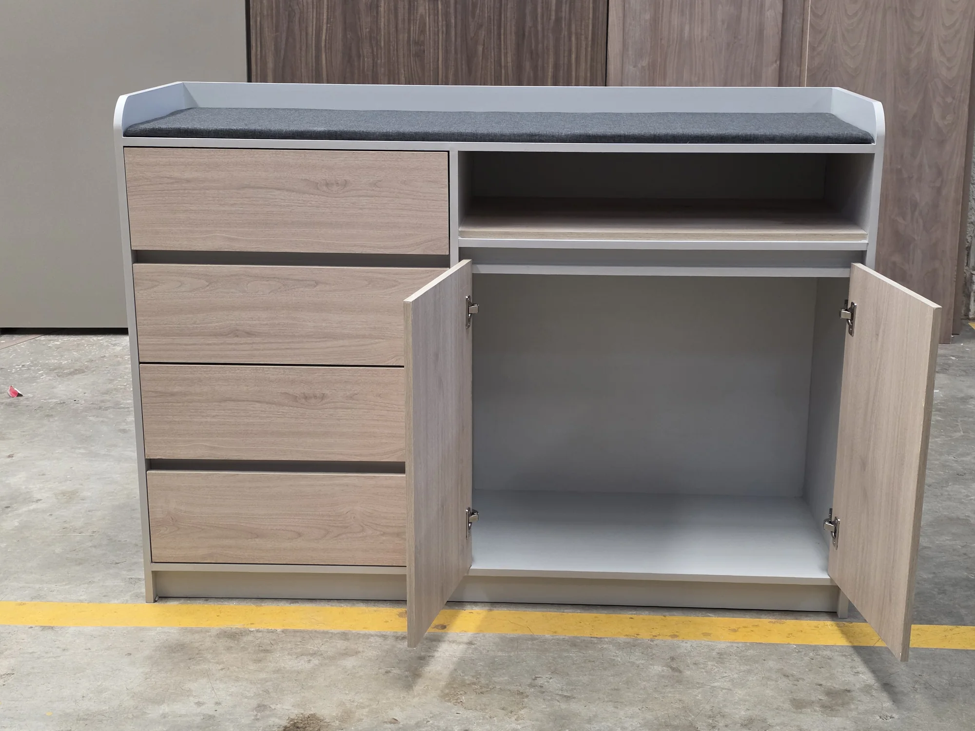 Credenza móvil con gabinete abierto realizado a medida por CarpyMobi
