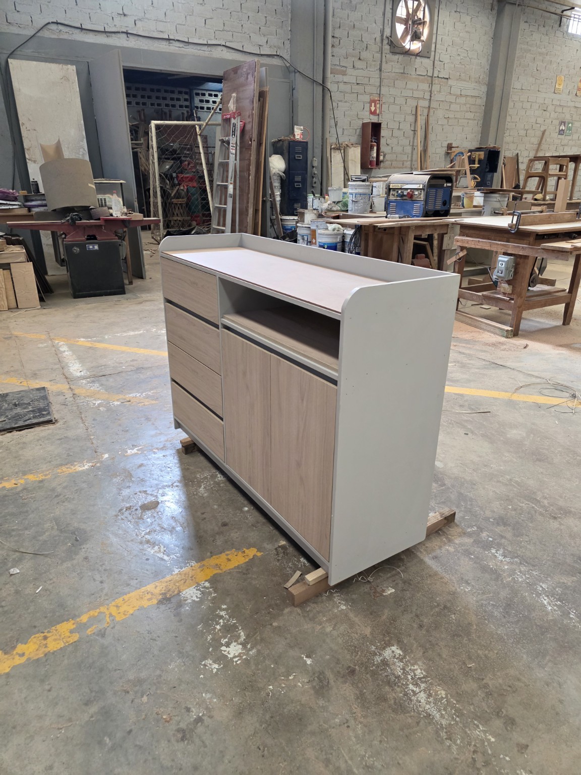 Credenza móvil vista de lado fabricado a medida por CarpyMobi