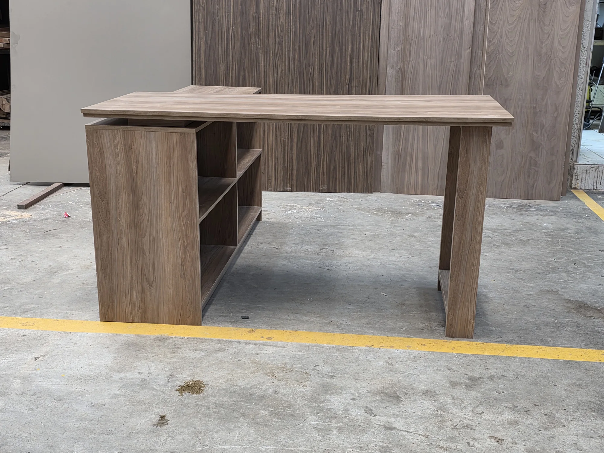 Escritorio modular en acabado oscuro