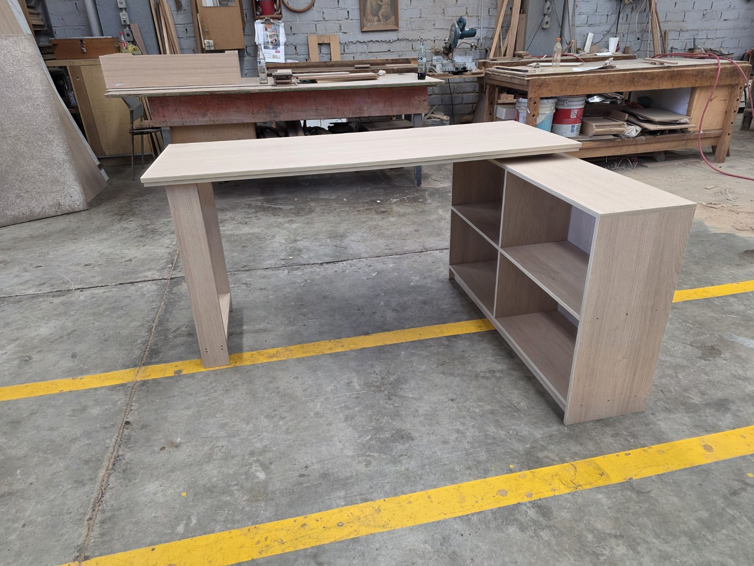 Escritorio modular visto de lado fabricado a medida por CarpyMobi