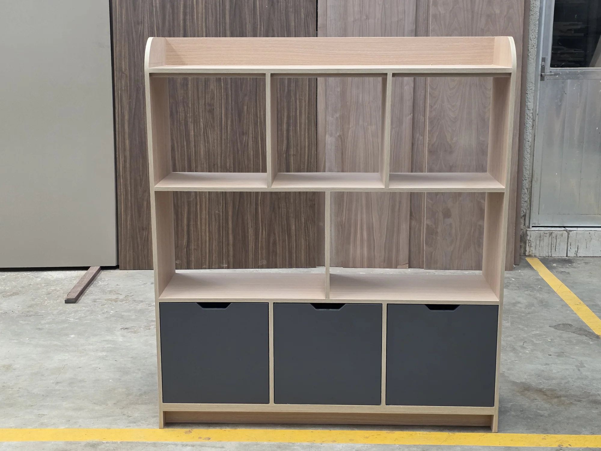 Mueble organizador con contenedores visto de frente