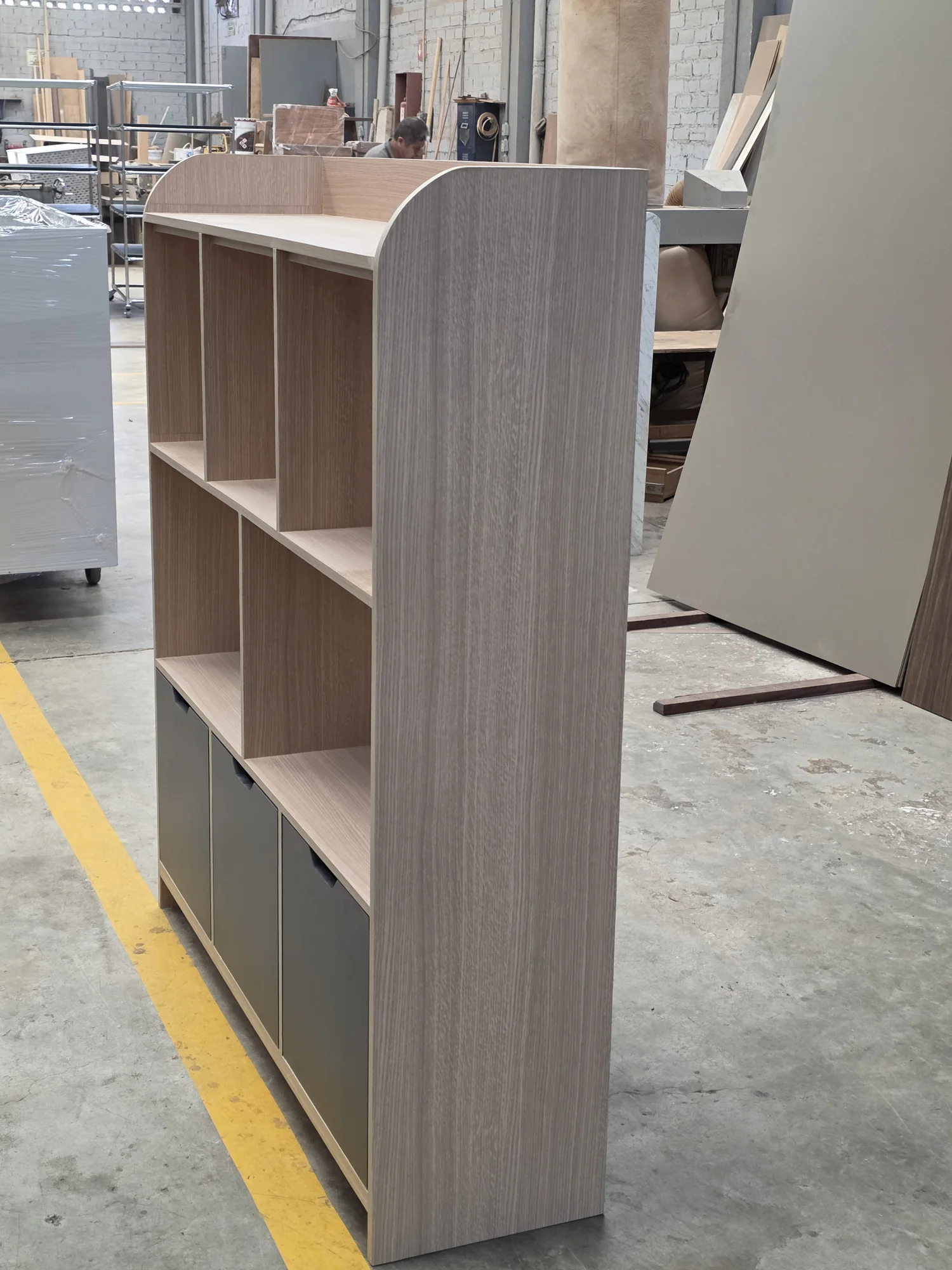 Mueble organizador con contenedores visto de lado realizado a medida por CarpyMobi
