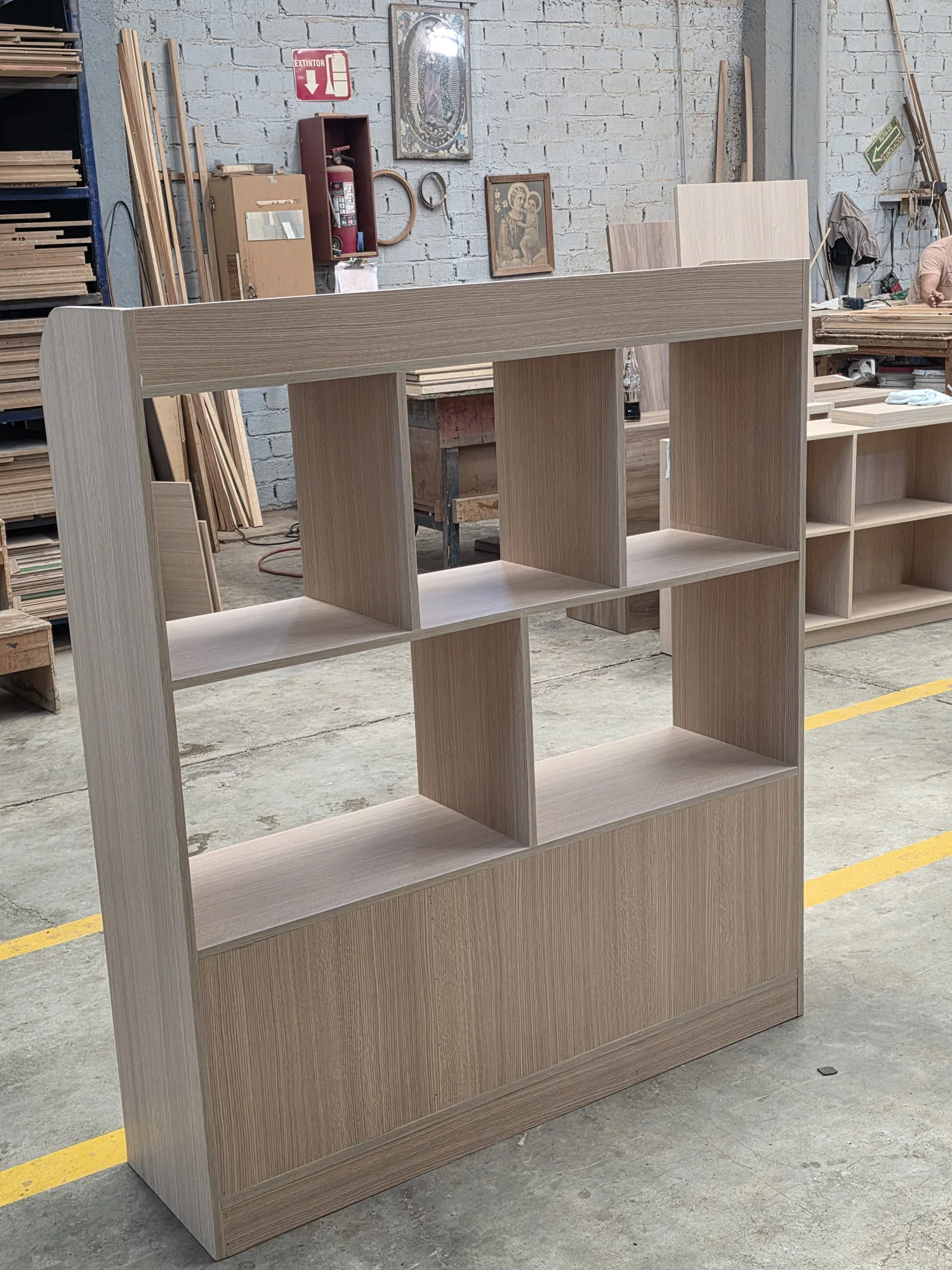 Vista posterior de mueble organizador con repisas realizado a medida por CarpyMobi